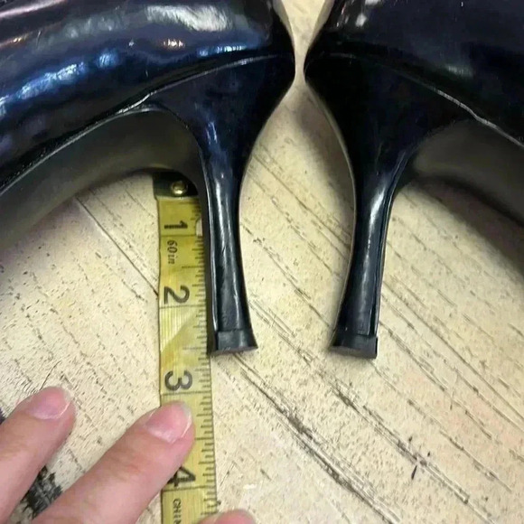 Tahari Peep Toe leather heels with bow on the front Size 8 - Picture 3 of 7